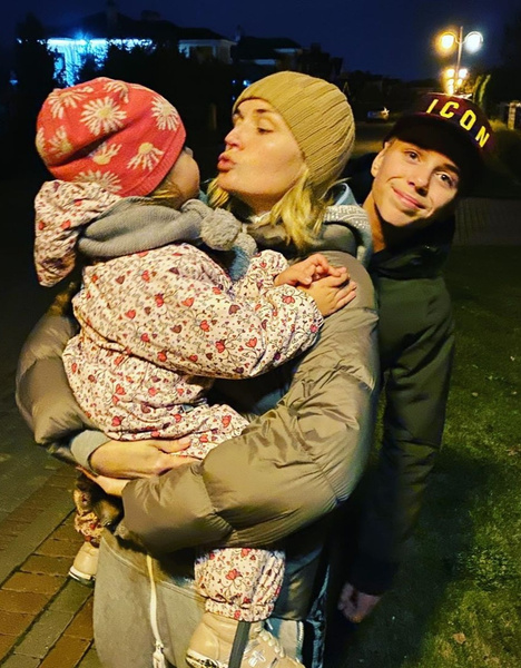 Полина Гагарина воспитывает двоих детей
