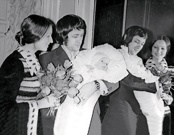 Юрий Волочков забирает из  роддома жену с дочкой Настей.  Январь,1976 год