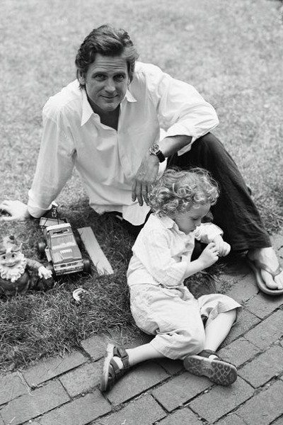Дэниэл Макдональд с ребенком