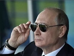 Владимир Путин: сильная личность или бумажный герой?