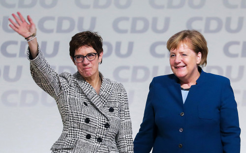 Аннегрет Крамп-Карренбауэр и Ангела Меркель (слева направо)