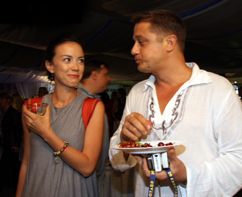 Алексей МАКАРОВ с Викторией БОГАТЫРЕВОЙ на «Кинотавре» (фото Ларисы КУДРЯВЦЕВОЙ)