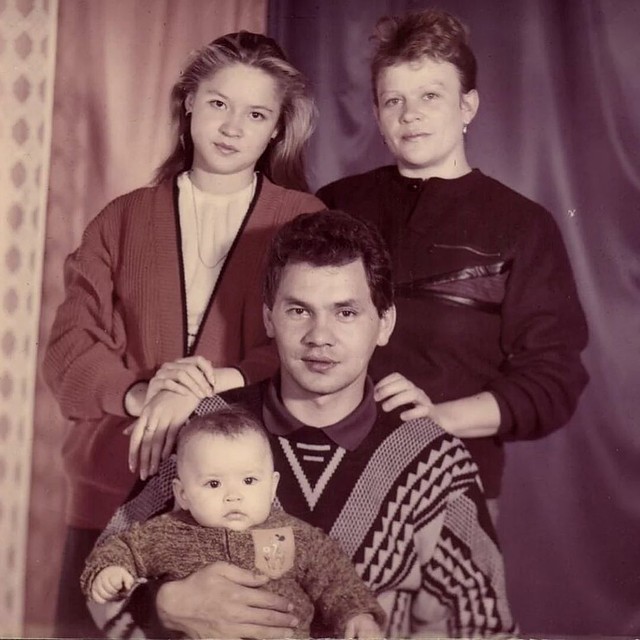 Сергей Шойгу с семьей - с супругой Ириной и дочерьми Юлией и Ксенией. Фото из семейного архива 
