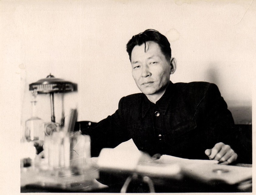 Отец Кужугет Сереевич был партийным работников, редактор газеты "Шын" ("Правда" на тувинском языке), писатель. Фото из семейного архива 