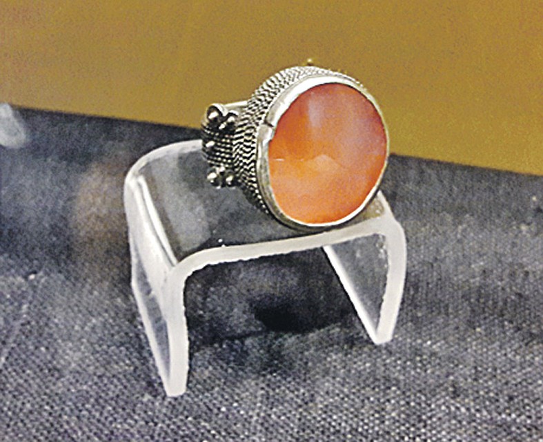 «Я с вызовом ношу его кольцо». По преданию, именно этот камень Сергей Эфрон подарил будущей жене. Фото: Дарья ЗАВГОРОДНЯЯ 