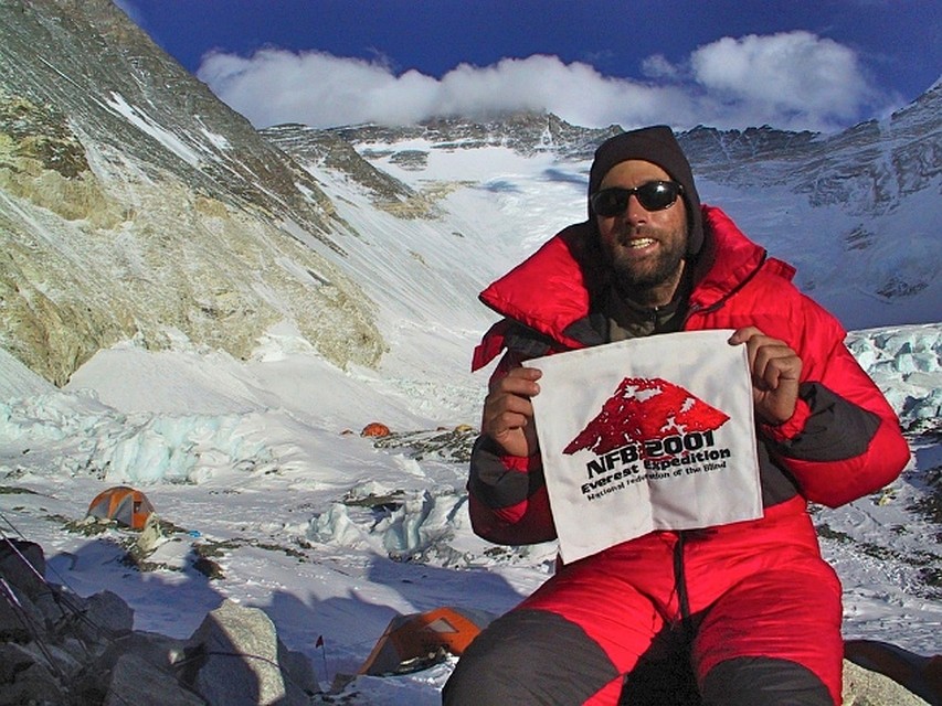 Эрик Вайхенмайер - первый в мире скалолаз, который достиг вершины Эвереста, будучи незрячим 