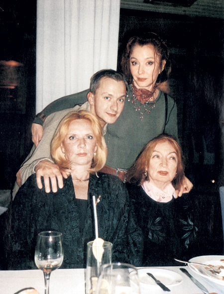 Анастасия с самыми близкими - сестрой Марианной, сыном Степаном и мамой Лидией Владимировной