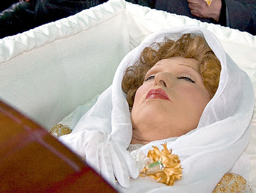 Присутствующим на церемонии прощания казалось: Людмила Марковна словно закрыла глаза и уснула
