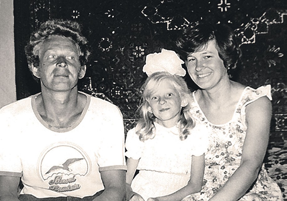 С родителями в крымском селе Уютное, 1989 год. Наташе 9 лет... Фото: Личный архив Натальи Поклонской 