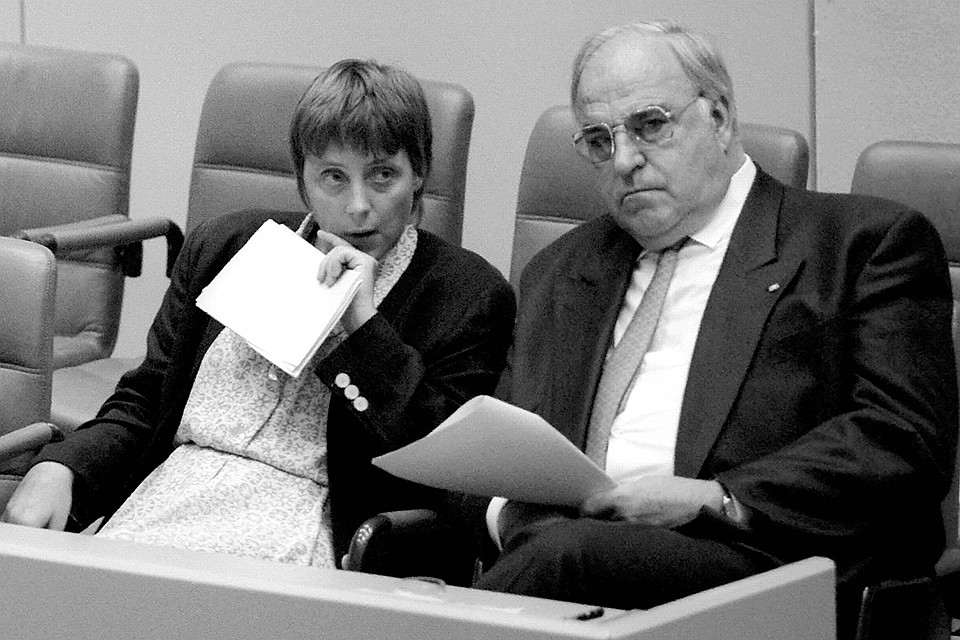 Продвижению политической карьеры Ангелы Меркель помог Гельмут Коль, долгие годы она была рядом с канцлером ФРГ. Фото: EAST NEWS