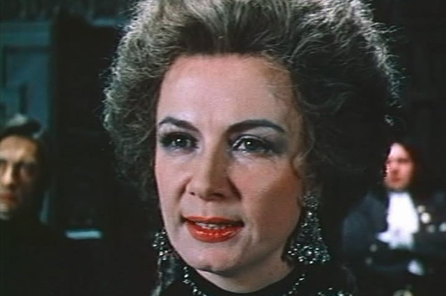 Аллан Демидова в роли герцогини Мальборо. Кадр из фильма «Стакан воды», 1979 год.