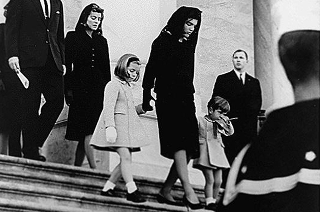 Жаклин Кеннеди с детьми после похорон мужа.