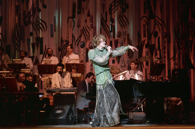 Людмила Гурченко во время выступления в Государственном центральном концертном зале Россия . 1987 год