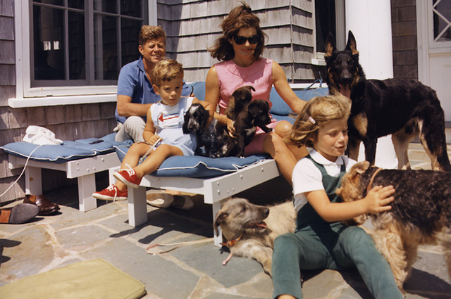 Джон Кеннеди с семьёй. 14 августа 1963 года
