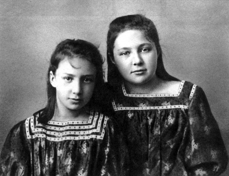 Анастасия и Марина ЦветаевыЮ 1905 г.