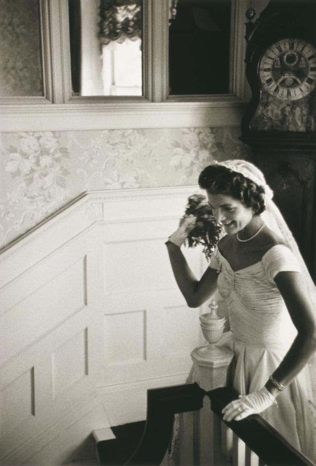 Жаклин Кеннеди на Хаммерсмитской Ферме в Ньюпорте, Род-Айленд, в день своей свадьбы, 12 сентября 1953 года