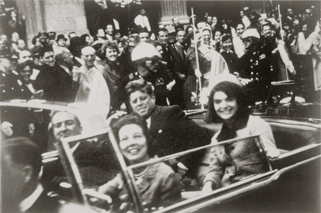 Кеннеди в президентском лимузине за несколько секунд до убийства