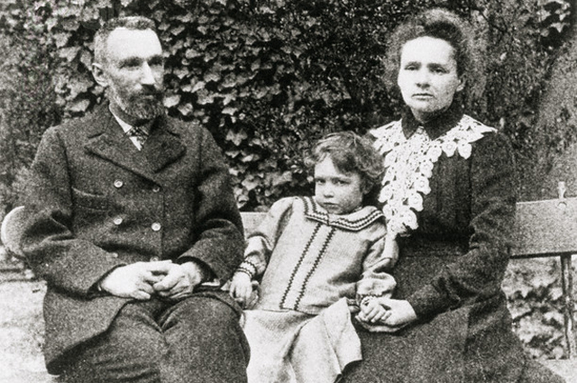 Пьер, Мария и Ирен Жолио-Кюри в Париже, 1902 год