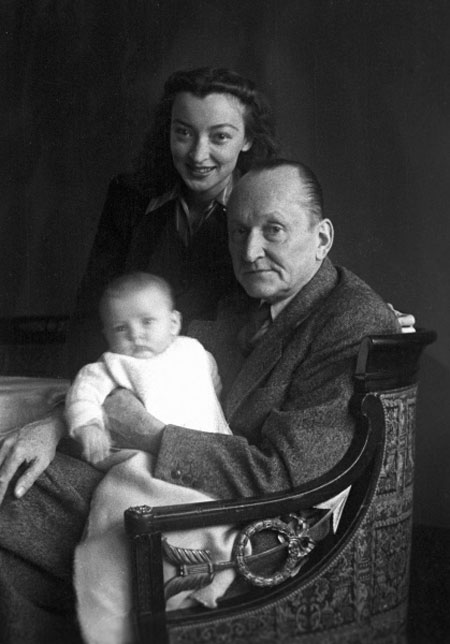 Александр Николаевич Вертинский, его жена Лидия и дочь Анастасия. 1945 год.