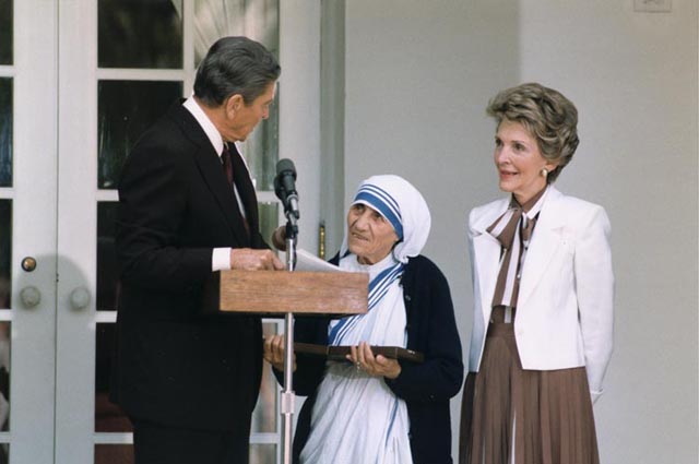 Мать Тереза, настоятельница Ордена милосердия, лауреат Нобелевской премии мира, прибывшая в Советский Союз для оказания помощи пострадавшим от землетрясения в Армении.1989 год