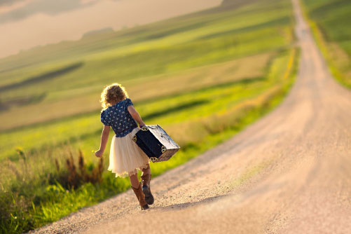 Девушка идет по дороге к мечте