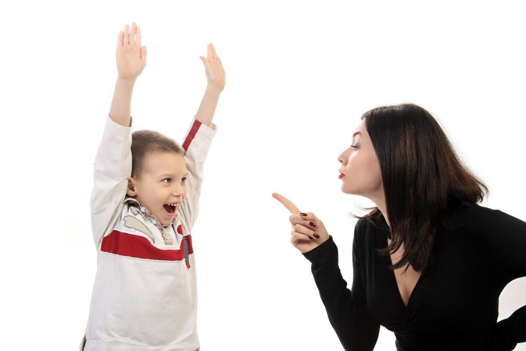 Как вести себя родителям с непослушным ребенком