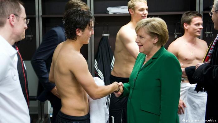 Ангела Меркель пожимает руку Месуту Озилу в раздевалке сборной 