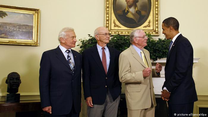 Neil Armstrong and Apollo 11 crew meeting President Obama in the White House (picture-alliance/dpa)