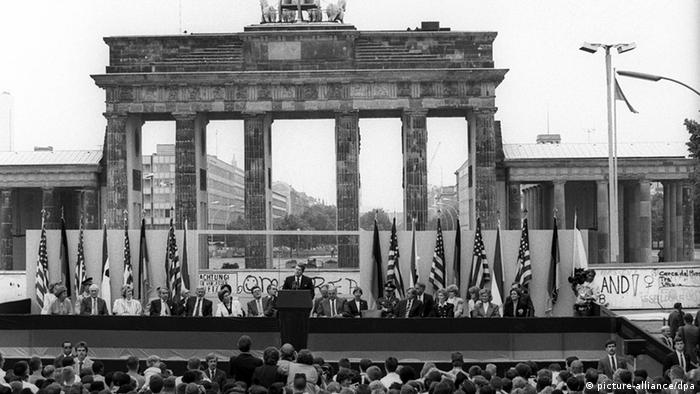 Ronald Reagan speaks in front of the Berlin Wall and the Brandenburg Gate in 1987 (picture-alliance/dpa)