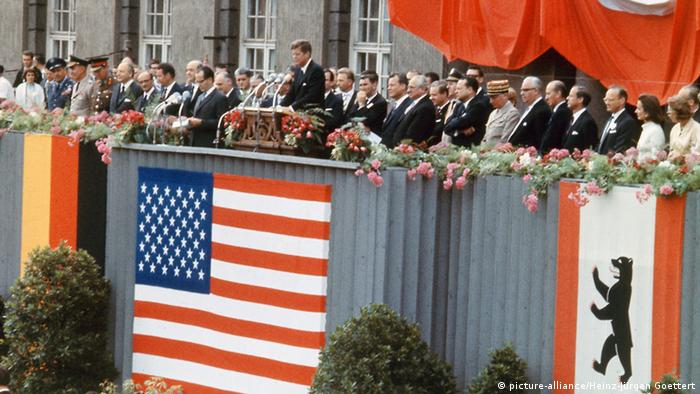 John Kennedy speaks in Berlin in 1963 with german dignitaries at his side (picture-alliance/Heinz-Jürgen Goettert)