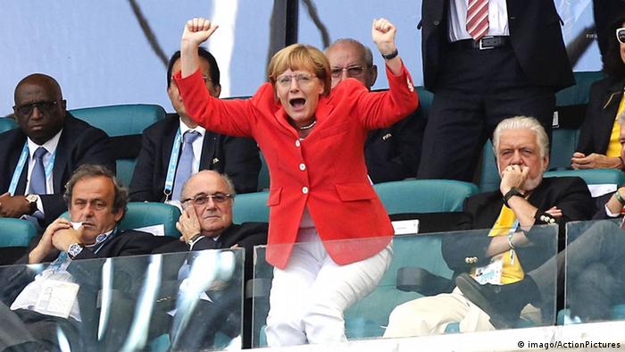 ЧМ-2014, Меркель ликует на трибуне, слева от нее - тогдашний президент ФИФА Йозеф Блаттер и глава УЕФА Мишель Платини. 