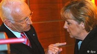 Stoiber zeigt mit dem Finger auf Merkel