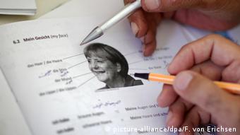 Ангела Меркель как учебный материал - беженцы изучают немецкий язык на примере портрета канцлера