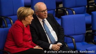 Ангела Меркель и Фолькер Каудер смовещаются в пленарном зале бундестага