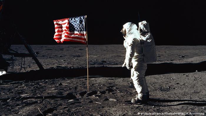 Buzz Aldrin in front of the US-Flag (picture-alliance/Photoshot/Neil A. Armstrong)