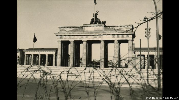 The Brandenburg gate behind barbed wire (Stiftung Berliner Mauer)