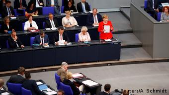 Меркель отвечала на вопросы со своего места в правительственной ложе