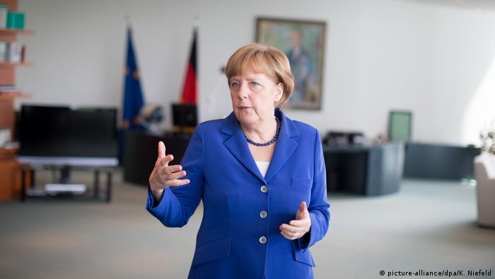 Ангела Меркель в своем кабинете 