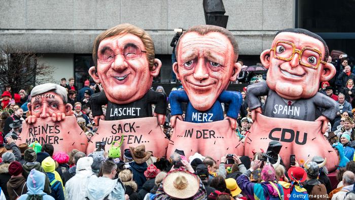 Повозка с изображениями претендентов на пост лидера ХДС на карнавале в Кельне