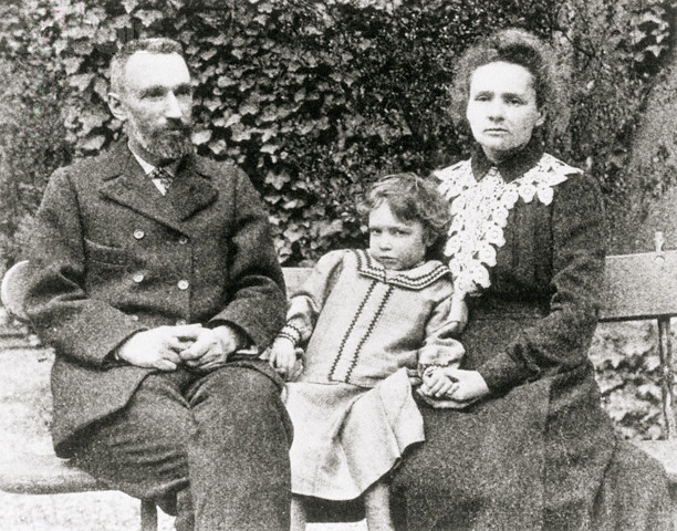 Мария Склодовская-Кюри с семьей